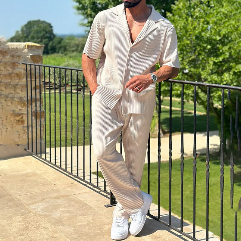 Camicia a maniche corte e pantaloni a righe, un completo uomo versatile per un look estivo casual o da spiaggia.