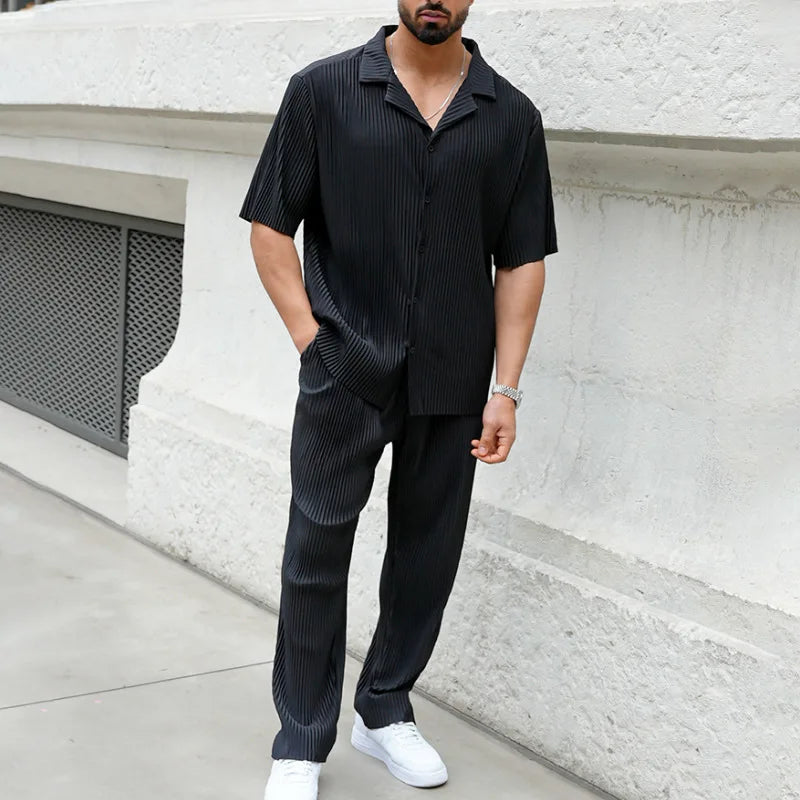 Outfit estivo uomo a righe: camicia casual e pantaloni leggeri, per un look di tendenza in vacanza o in città.