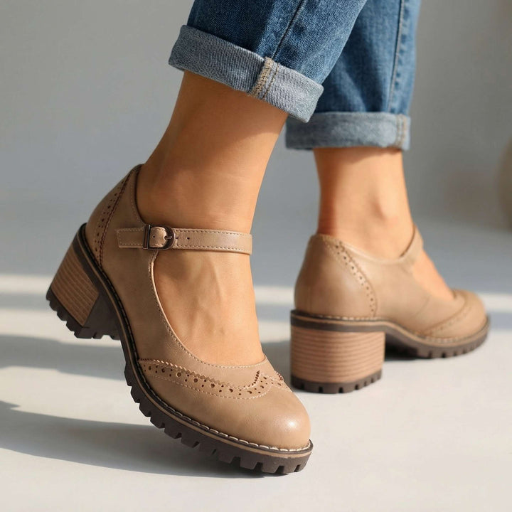 Eleganti scarpe Mary Jane donna stile vintage, tacco stabile e cinturino. Perfette per comfort quotidiano.