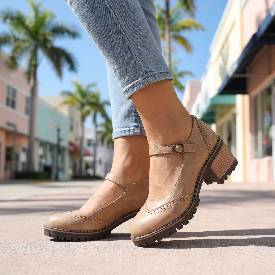 Scarpe donna Mary Jane stile vintage, tacco stabile. Cinturino regolabile per comfort e eleganza retrò.