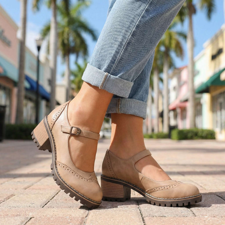 Mary Jane da donna stile vintage con cinturino regolabile e tacco comodo. Eleganza e comfort quotidiano.