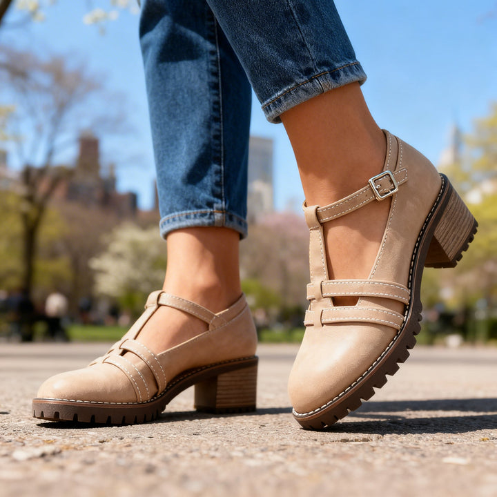 Mocassini donna beige comodi con T-strap, calzature classiche con piattaforma, perfetti per l'autunno.