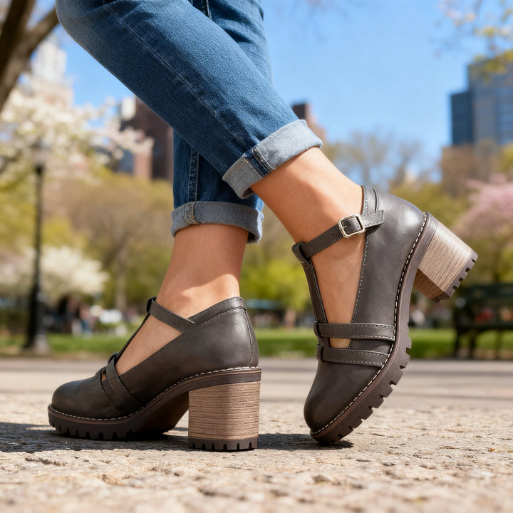 Mocassini donna grigi T-strap, eleganti e comodi, con un tocco retro per la moda femminile.
