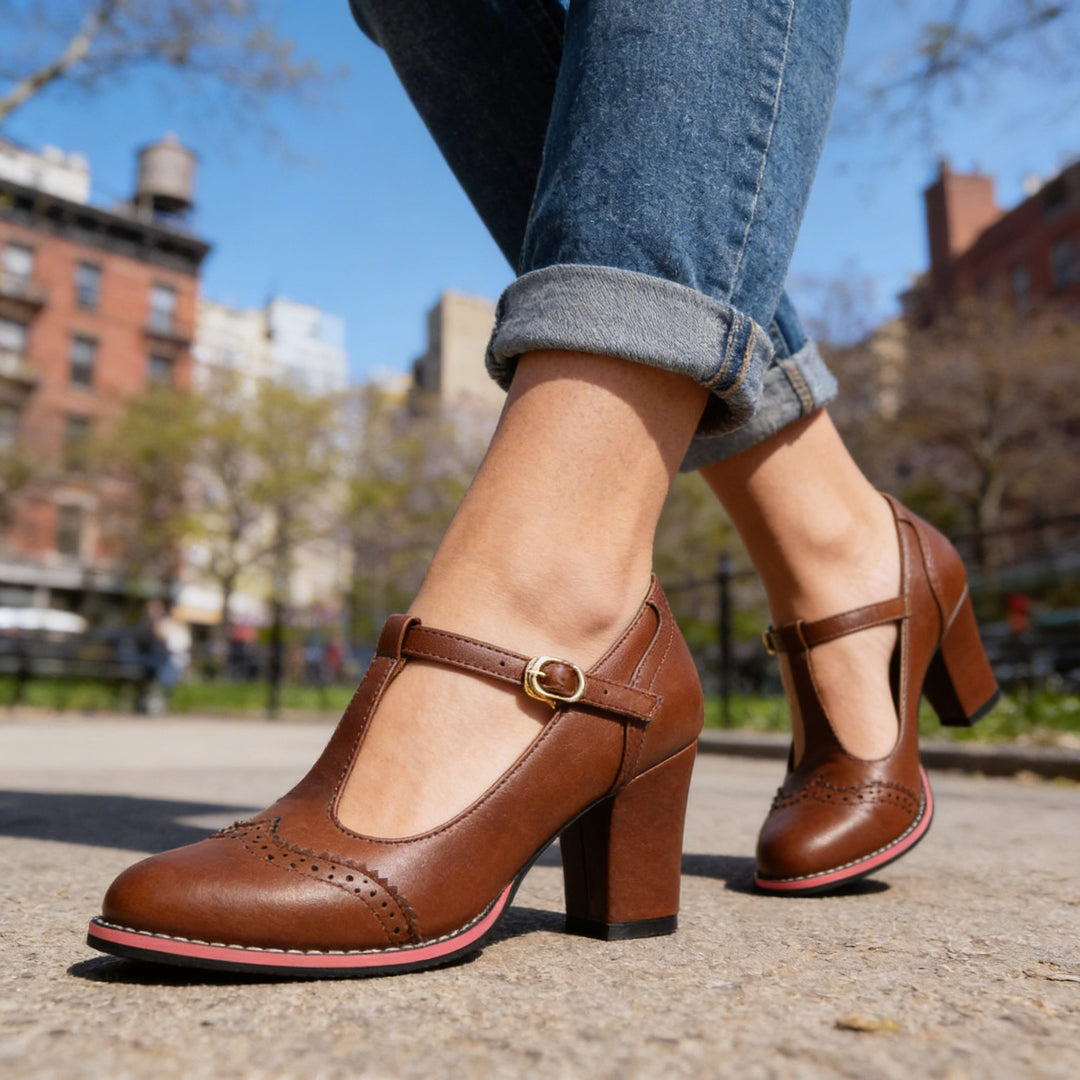 Mocassini donna vintage eleganti con t-strap brogue, tacco comodo e fibbia, perfetti per l'autunno.