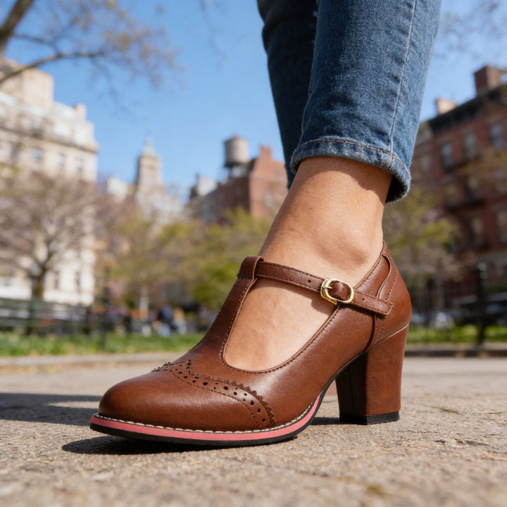 Mocassini donna eleganti con tacco comodo, design t-strap e decorazioni brogue, ideali per look vintage.