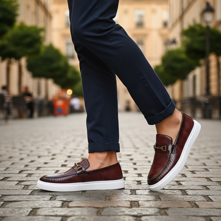 Mocassini uomo casual-elegante, fibbia metallica e stampa effetto serpente. Scarpe comode, ideali per la moda.