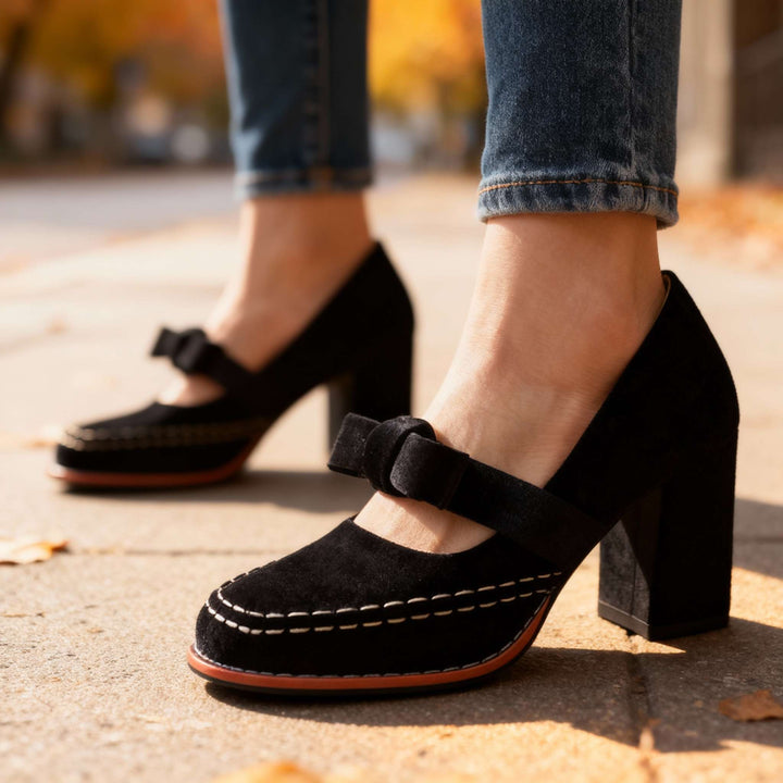 Eleganti mocassini donna con tacco a blocco, scarpe moda slip-on ideali per outfit raffinati.
