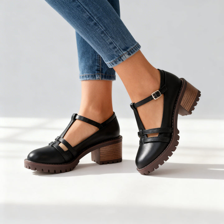 Eleganti mocassini donna classici con T-strap neri, perfetti per un look retro raffinato e confortevole.