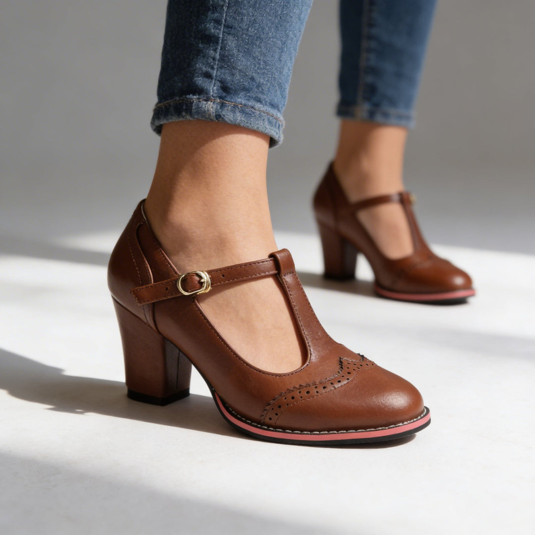 Calzature donna autunnali: mocassini eleganti-casual con t-strap, dettagli brogue e tacco stabile.
