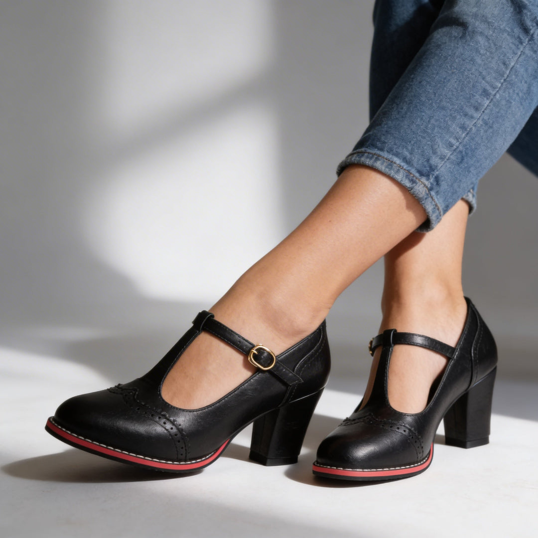 Mocassino donna t-strap brogue con fibbia, tacco comodo e finitura vintage per un look raffinato.