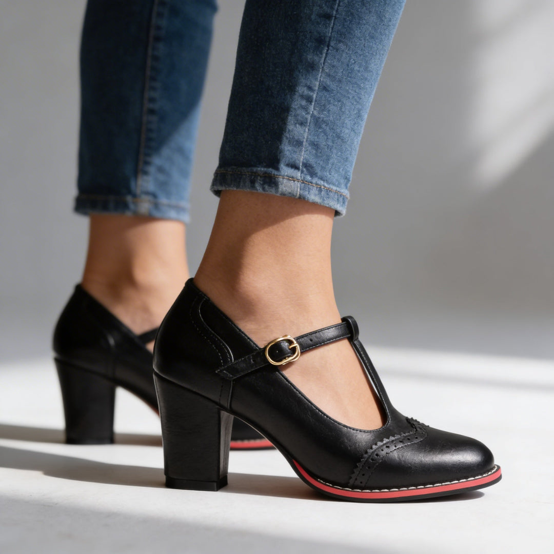 Moda donna autunno: mocassini vintage eleganti con t-strap, dettagli brogue e tacco comodo per stile.