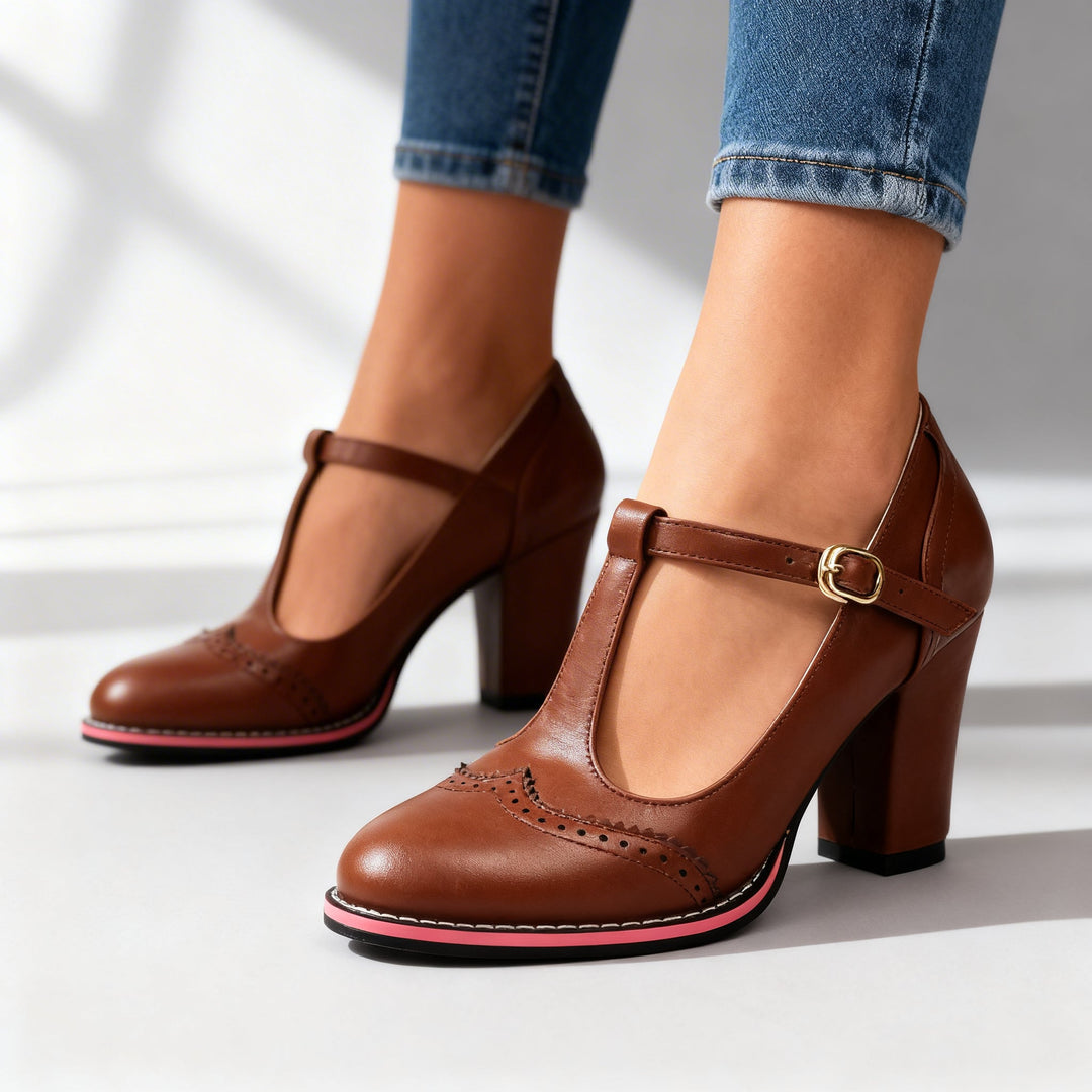 Mocassini donna con tacco a blocco, stile vintage brogue, cinturino t-strap e comfort elevato.