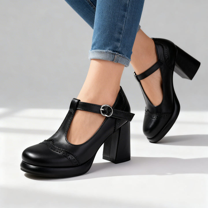 Calzature donna stile vintage: mocassini brogue con tacco e fibbia, perfetti per un look classico e alla moda.
