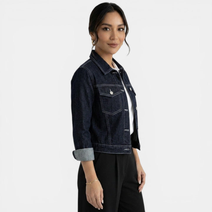 Moderna giacca corta blu da donna per primavera/autunno. Capo spalla versatile per outfit casual ed eleganti.