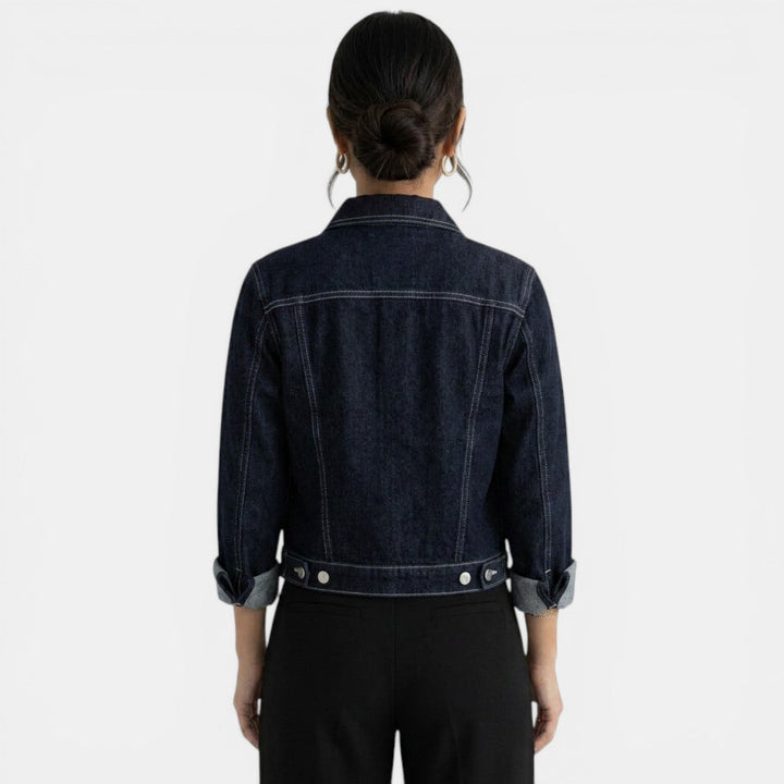 Elegante giacca corta blu da donna, taglio moderno per un look versatile e confortevole. Moda donna casual.