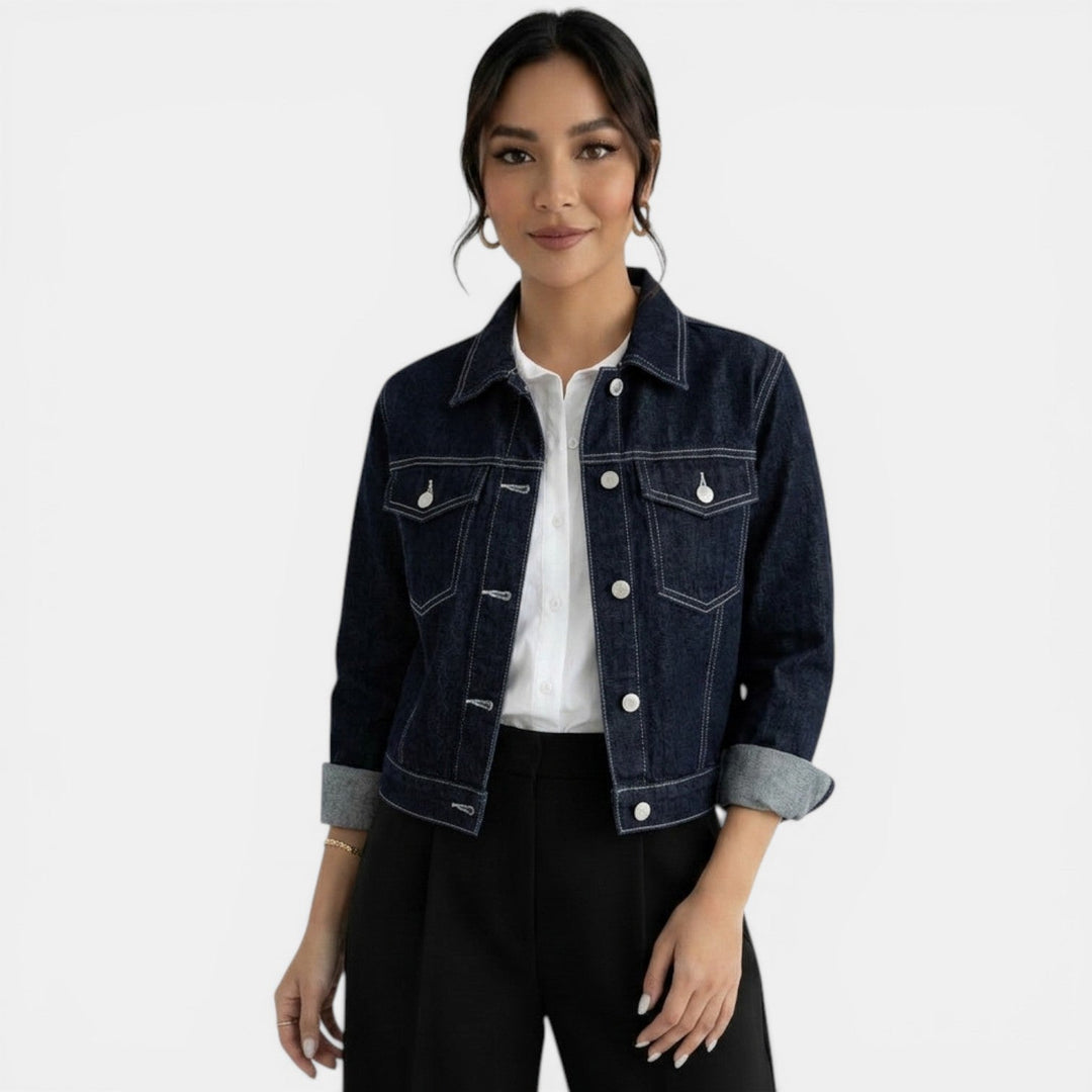 Giacca blu donna dal taglio corto, ideale per un look casual e moda urbana. Abbigliamento donna moderno.