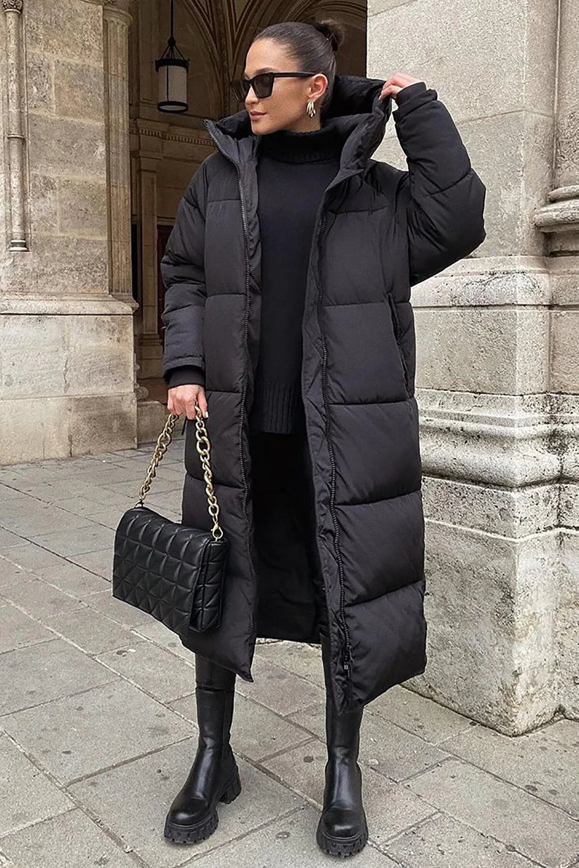 Cappotto invernale lungo trapuntato da donna, piumino elegante per protezione dal freddo e stile quotidiano.