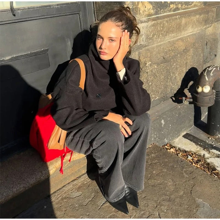 Caldo cappotto invernale donna grigio con collo alto e bottoni. Essenziale per affrontare l'inverno con stile.