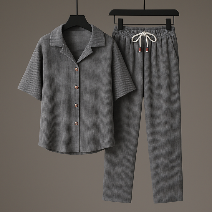 Set estivo uomo casual: camicia collo aperto e pantaloni con laccetto, ideale per un look vacanza.