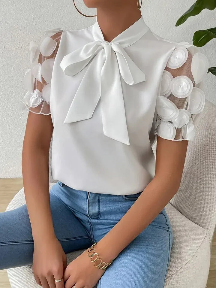 Camicetta chic da donna, con fiocco sul collo, maniche velate in tulle e applicazioni di rose 3D. Moda femminile.