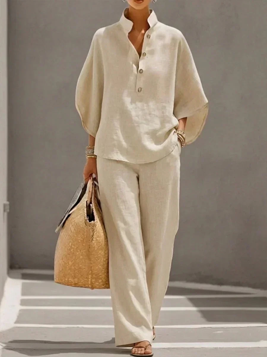 Coordinato donna casual-chic, camicia pipistrello e pantaloni a gamba larga. Outfit estivo comodo e alla moda.