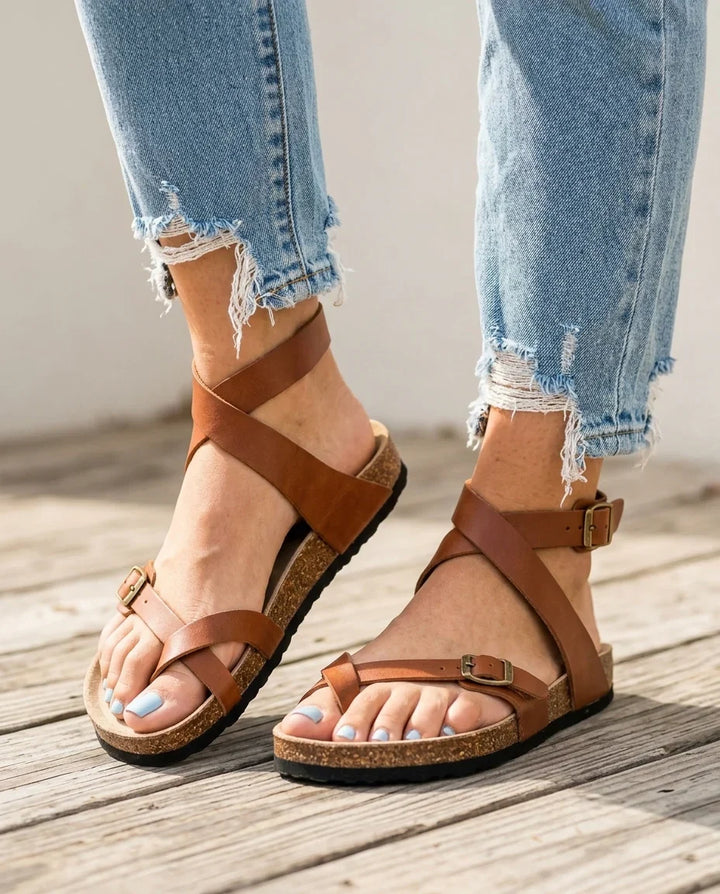 Sandali piatti donna neri con suola ergonomica e fibbia regolabile, comfort estivo assicurato.