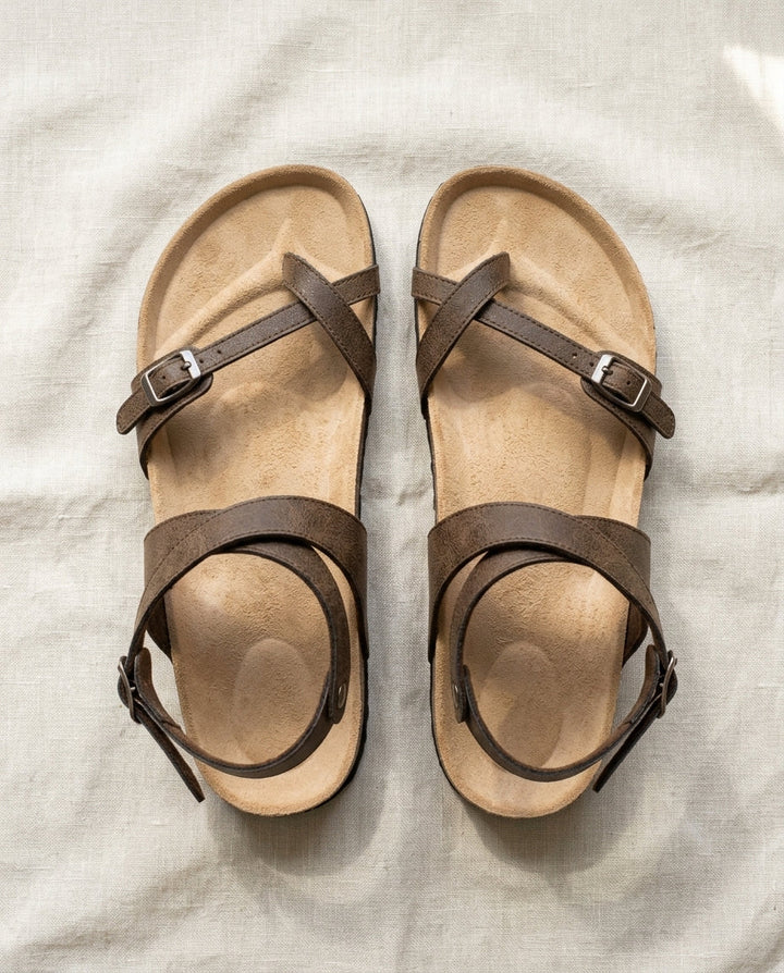 Sandali piatti neri da donna, ideali per l'estate. Design minimalista e comfort garantito.