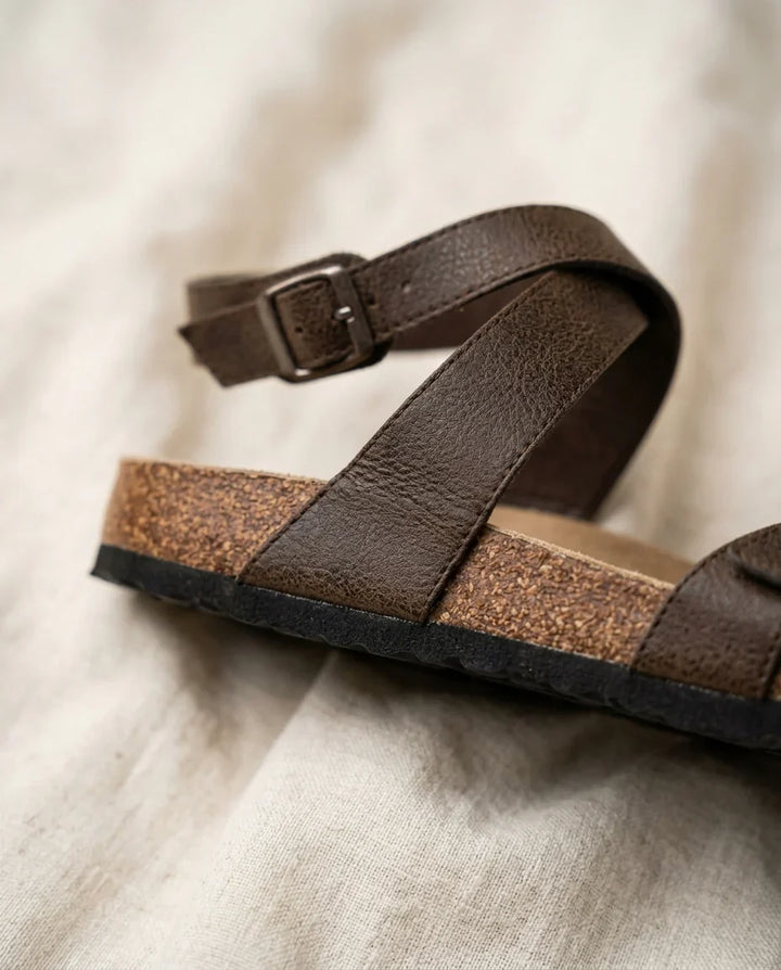 Sandali donna con suola ergonomica per comfort quotidiano. Stile versatile con fibbia alla caviglia.