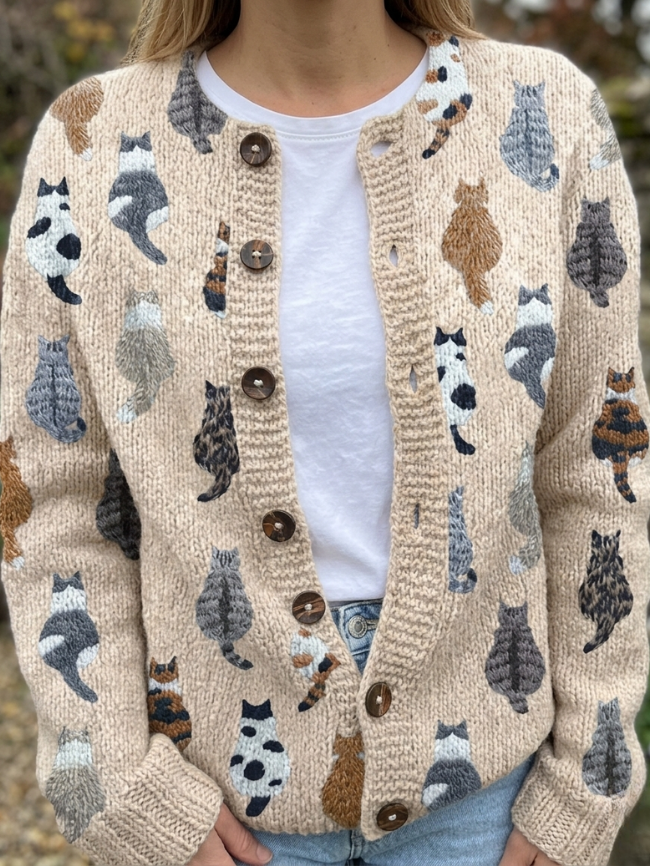 Cardigan donna oversize con motivo felino di gatti e bottoni, perfetto per un look casual autunnale/invernale.