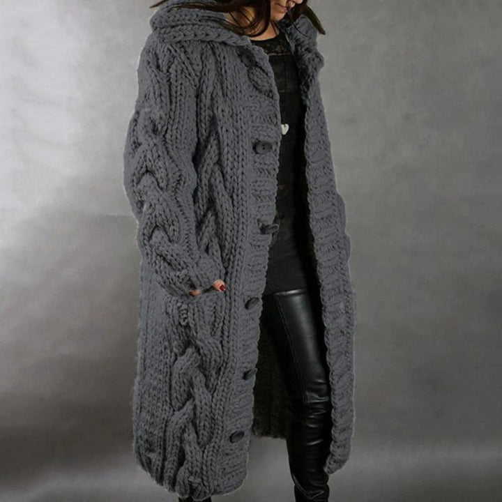 Cardigan donna lungo con cappuccio, bottoni e pratiche tasche. Versatile, per ogni occasione, in grigio scuro.
