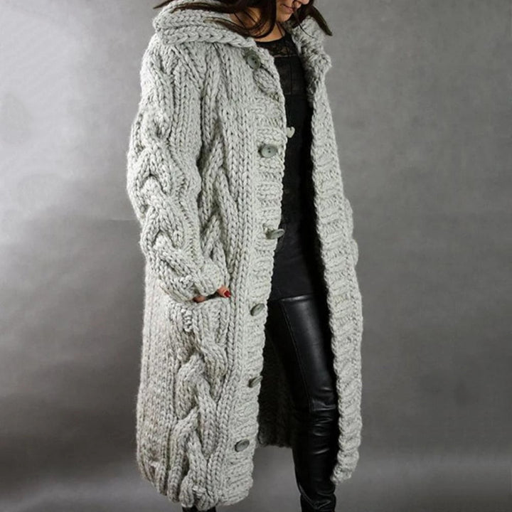 Cardigan lungo da donna grigio chiaro, con cappuccio e bottoni. Perfetto per un outfit versatile e alla moda.