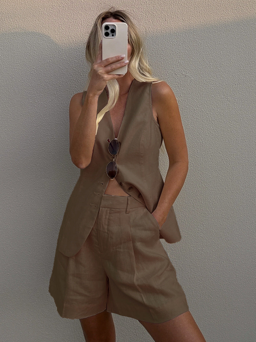 Completo estivo elegante donna: gilet e pantaloncini larghi, outfit casual chic primavera estate.