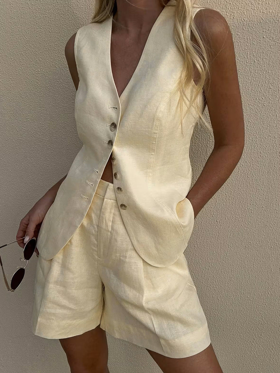Completo estivo donna elegante: gilet senza maniche e pantaloncini larghi, perfetto per outfit casual chic.