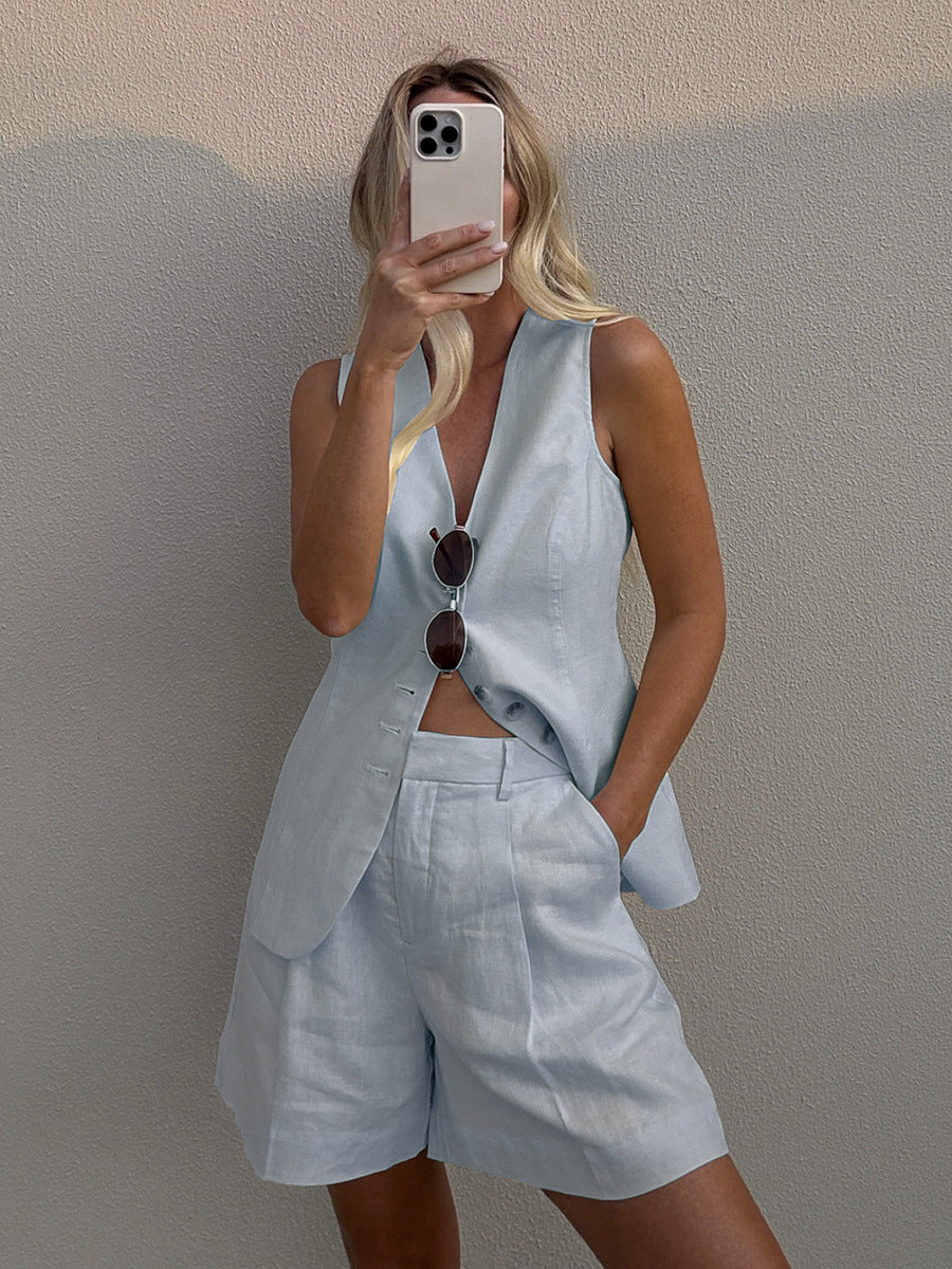 Abbigliamento estivo donna: completo elegante con gilet e shorts larghi, moda casual traspirante due pezzi.