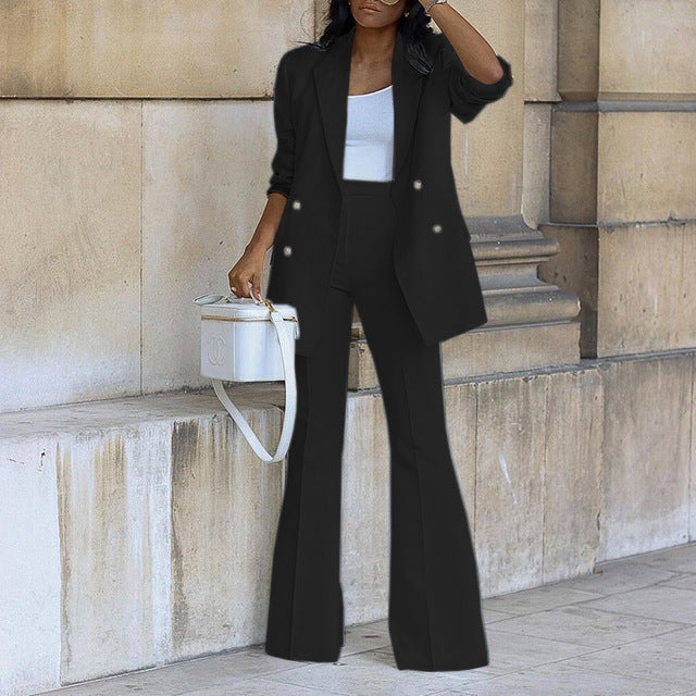 Completo business donna: blazer e pantaloni. Tessuto leggero e raffinato per look formale estivo sofisticato.