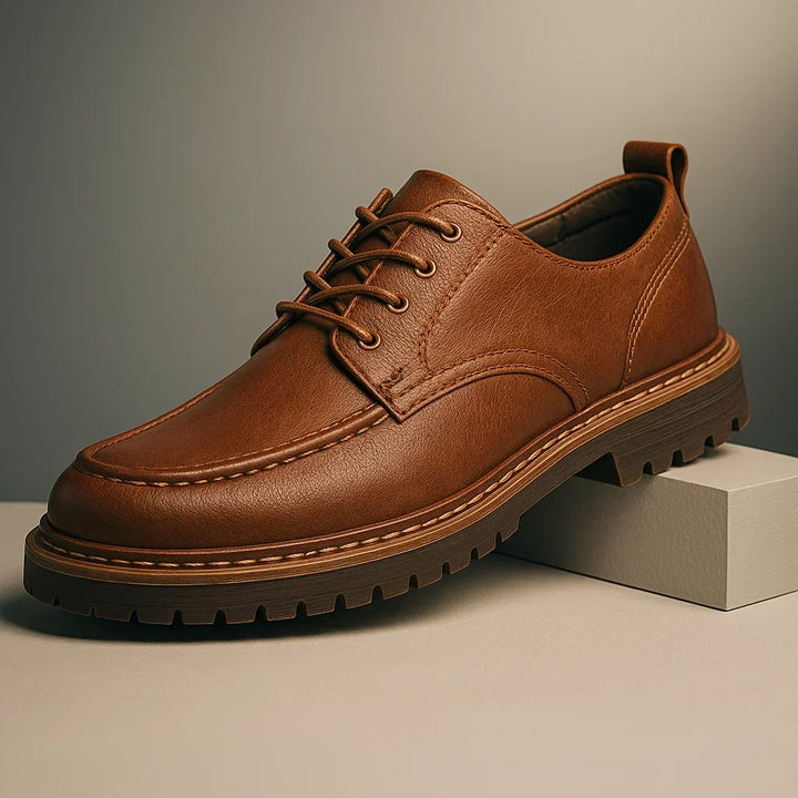Calzature derby uomo con lacci, perfette per comfort quotidiano e stile smart casual. Disponibili anche con dettagli arancio intenso.