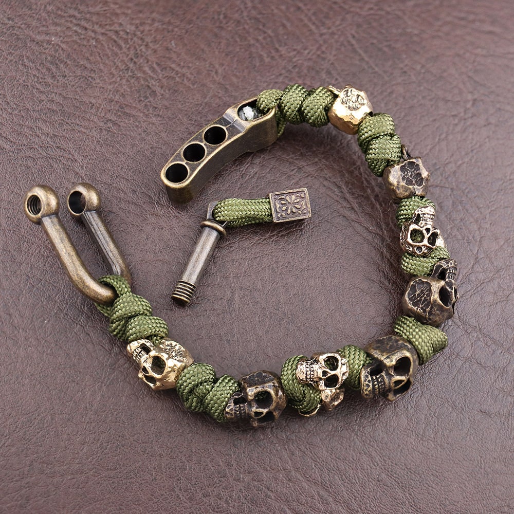 Bracciale uomo gotico teschio in rame placcato oro, regolabile. Gioiello audace per moda uomo.