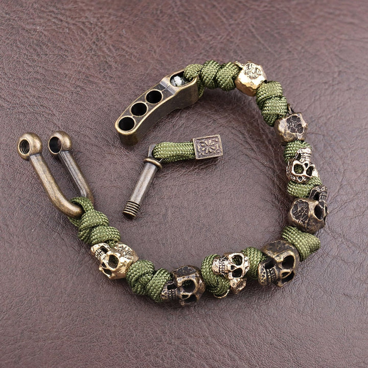 Bracciale uomo gotico teschio in rame placcato oro, regolabile. Gioiello audace per moda uomo.