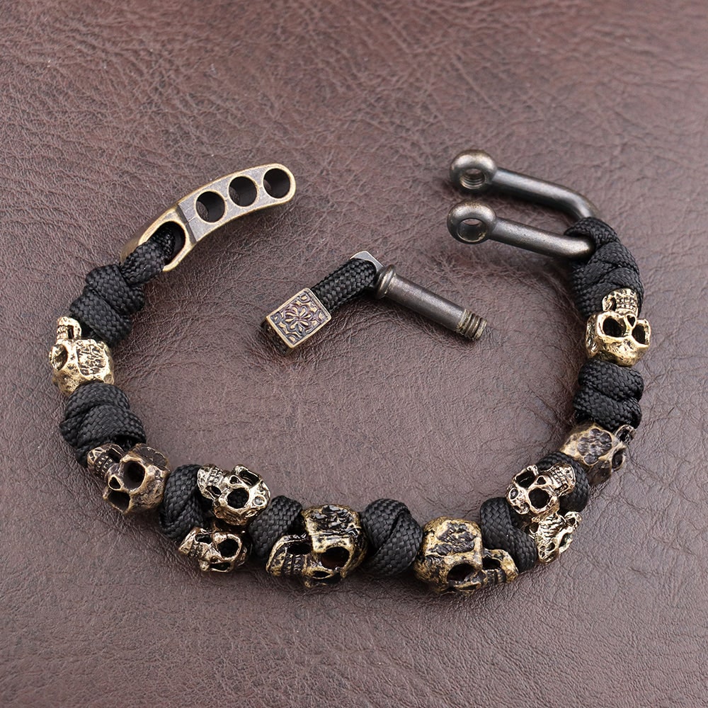 Bracciale uomo teschio placcato oro, stile gotico. Accessorio in rame per un look deciso.