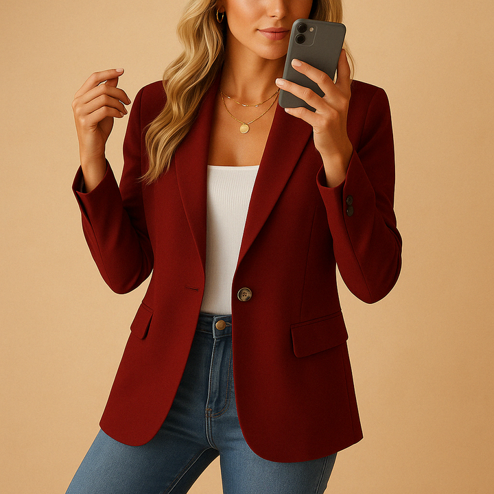 Modella indossa blazer slim fit donna, enfatizzando la vestibilità sartoriale. Giacca elegante e impeccabile.