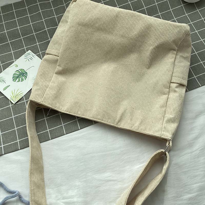 Borsa a tracolla in velluto a coste verde, perfetta per un look casual e chic.