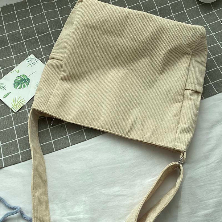 Borsa a tracolla in velluto a coste verde, perfetta per un look casual e chic.