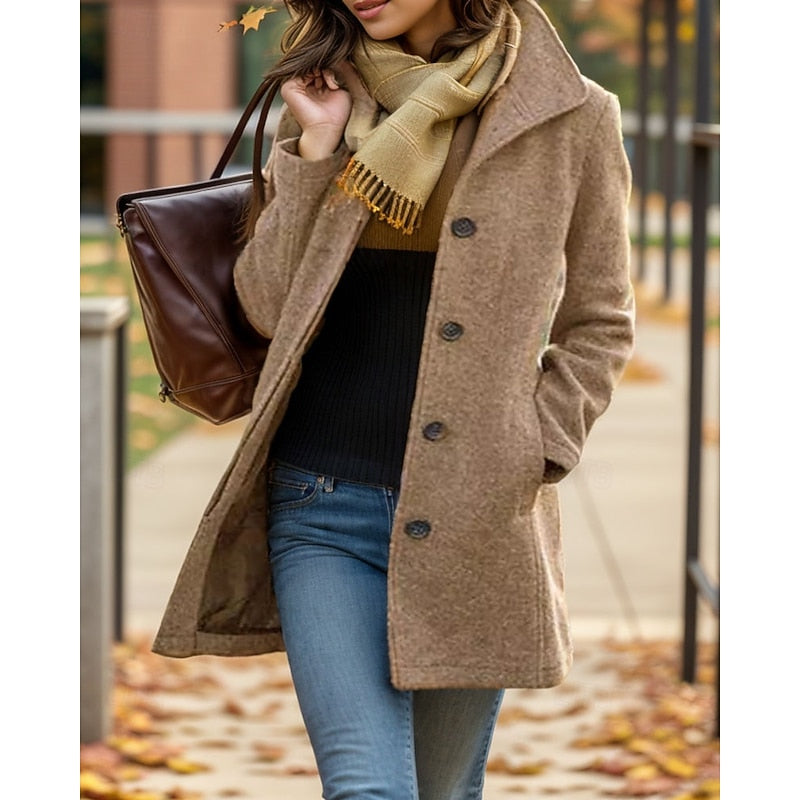 Cappotto donna autunnale casual in tessuto kaki con ampi revers, ideale per un outfit quotidiano alla moda.