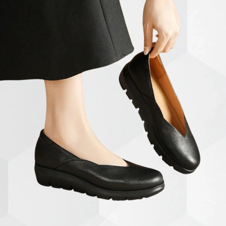 Eleganti ballerine donna slip-on con suola bicolore, perfette per la moda primaverile ed estiva.