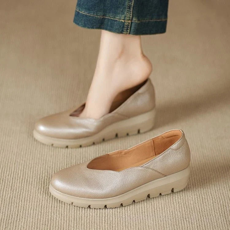Pratiche ballerine slip-on da donna ortopediche con suola bicolore. Comfort duraturo e design elegante.