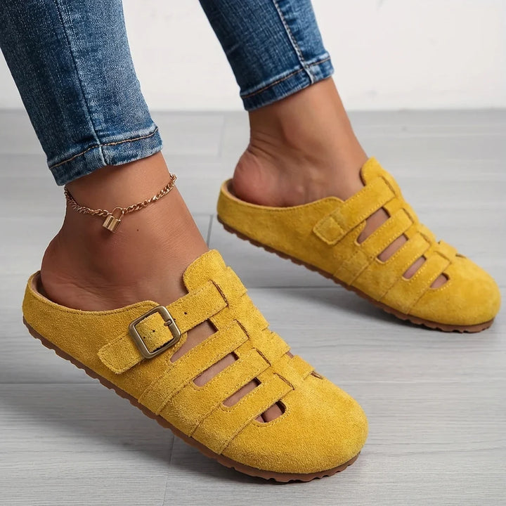 Zoccoli sabot donna slip-on con fibbia regolabile, ideali per comfort estivo e look casual.