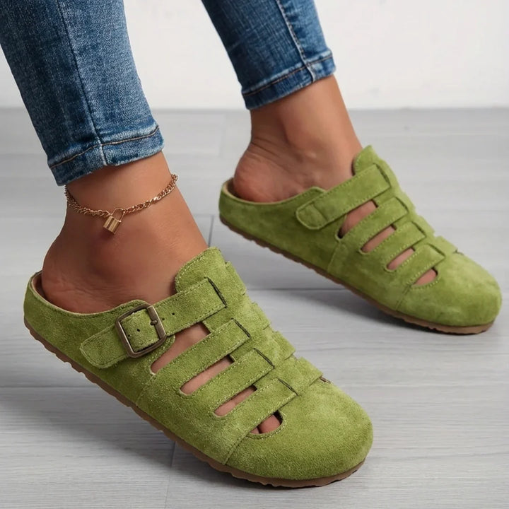 Zoccoli donna slip-on con plantare sagomato e fibbia regolabile, massimo comfort per il piede.