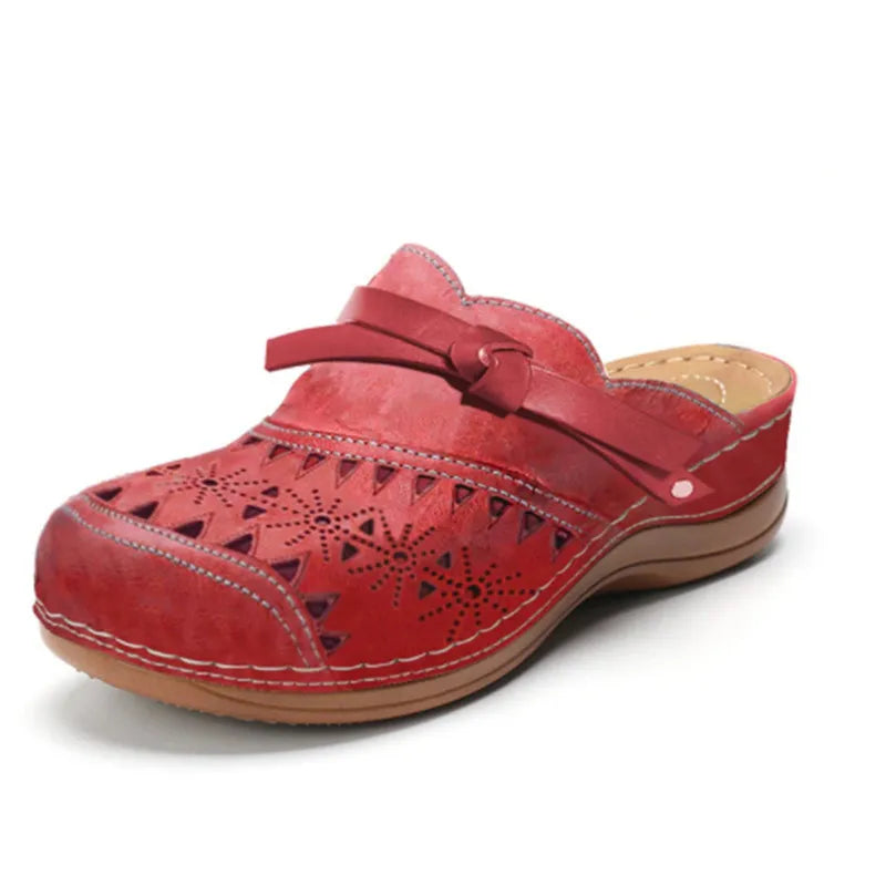 Zoccoli donna traforati con fiocco, mules comode ammortizzate e cinturino regolabile. Stile casual estivo.