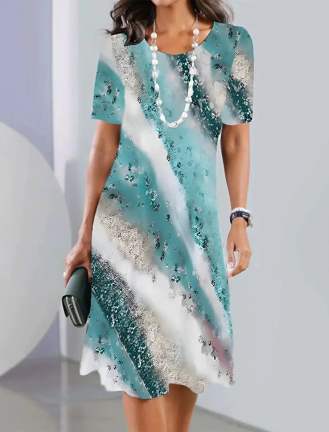 Vestito donna midi con vivace stampa astratta. Ideale per un outfit autunnale versatile e moda femminile.