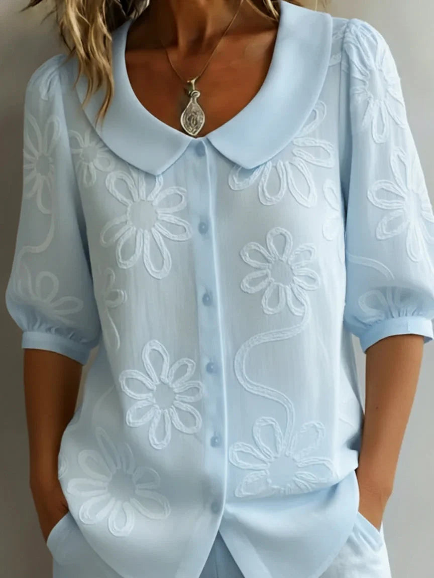 Blusa donna con ricamo floreale, tessuto leggero e vestibilità rilassata. Ideale per la moda primavera estate.